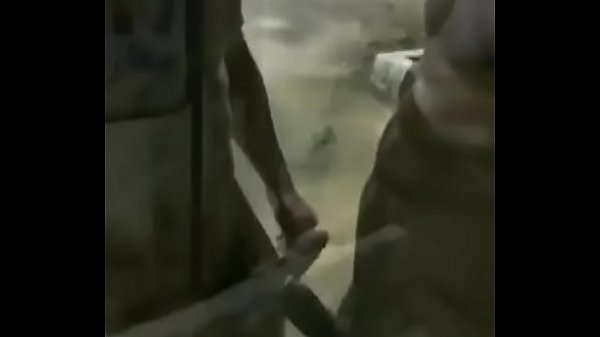 Brothers musculosos se pegando gostoso na rua