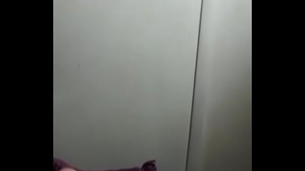 Lampiño arrecho juega con su verga pelada