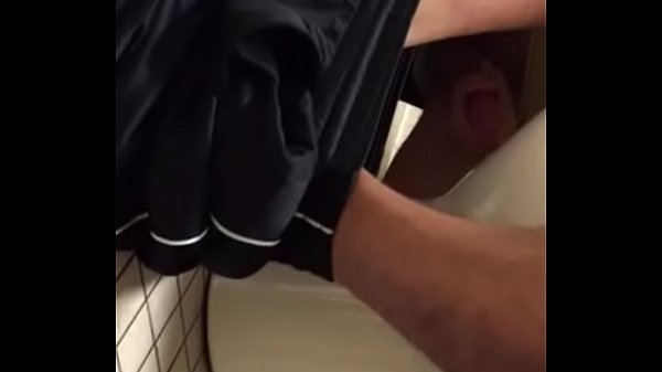 Se la jalan en el baño