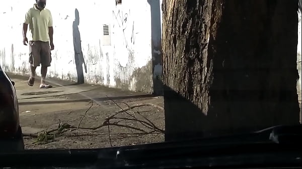 Quando o macho da vizinhança só anda sem cueca.