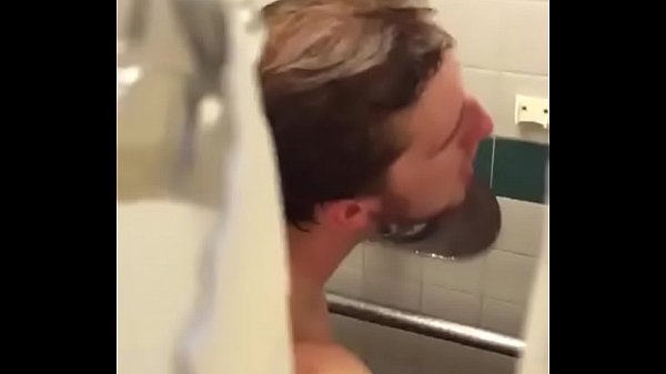 amigo batendo uma no chuveiro