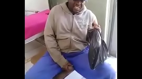 Angolano tarado goza em público
