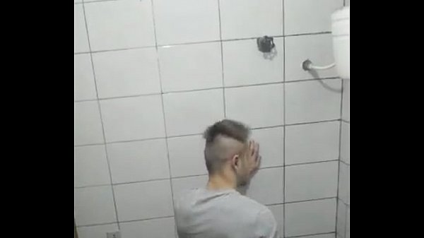 Boy pego batendo uma no banheiro