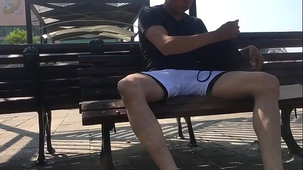 Chacal me ofrece su bulto en shorts