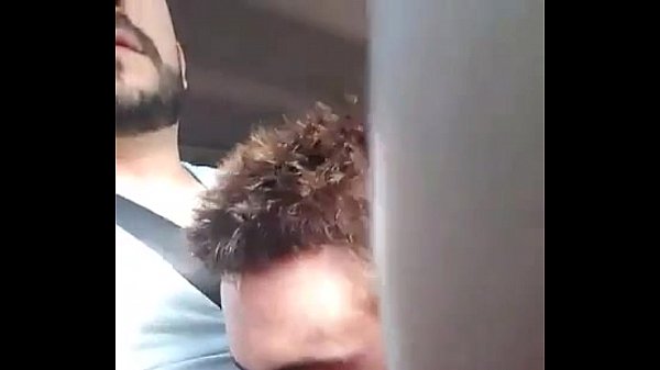 Chupando amigo no carro