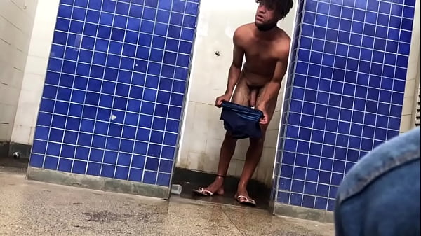 Espiando Mendingo no banho, spy boy