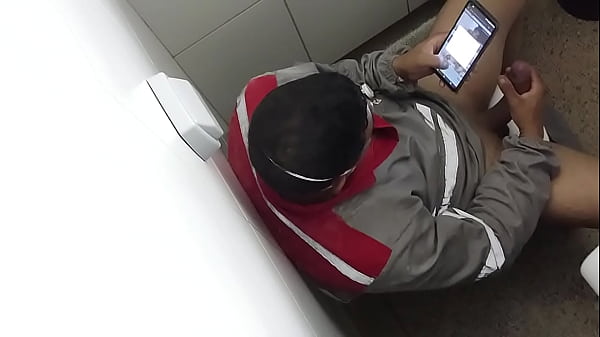 Flagra pedreiro mega pauzudo na punheta parte 1