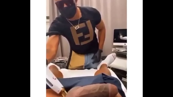 Homem fazendo depilação nas partes íntimas