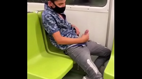Máscarado batendo punheta no metro
