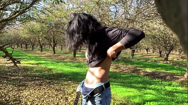 Lindo jovencito se masturba a escondidas en el bosque