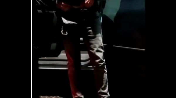 Paja a la noche en un parking publico