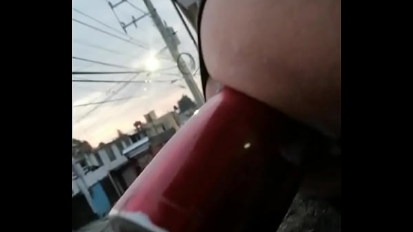 Muñeca come pepinos en el balcón